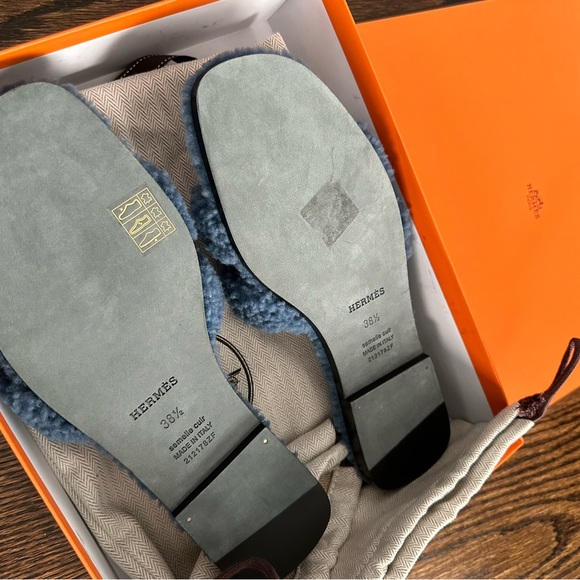 BNIB Hermès Oran Shearling Slides - women's bleu (blue) 38.5 - Picture 4 of 4